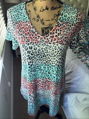 Women's V-Neck Short Sleeve Leopard Print Tunic - Mint & Coral